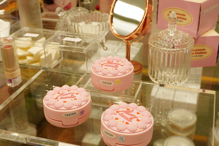 AOUはキウ先生とチョ・ウンビ先生が作った注目の新ブランド。韓国アイドルメイクでキメる!!